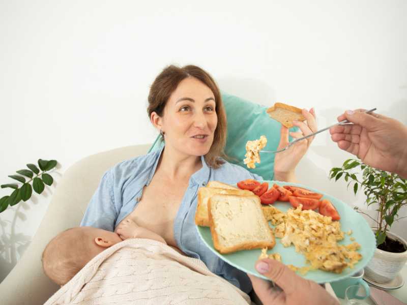 mom-been-fed-by-partner-while-breastfeeding-baby