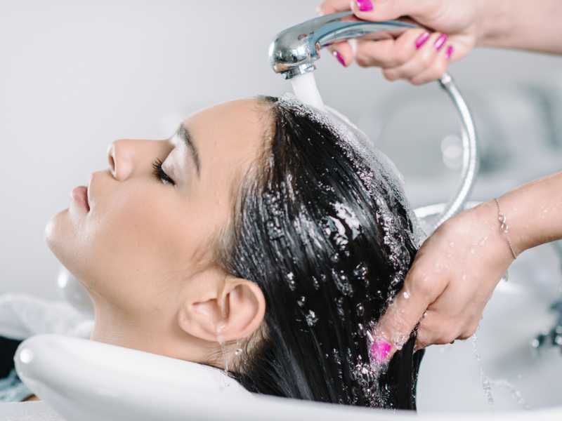 woman-washing-her-hair