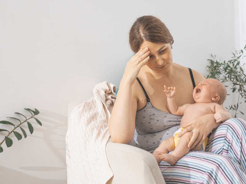 mom-unable-to-breastfeed-baby-due-to-breast-engorgement