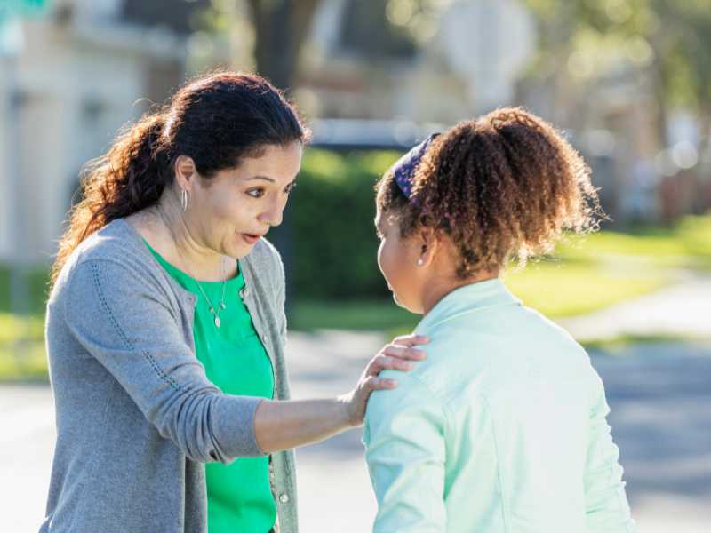 woman-talking-with-the-daughter-calmly