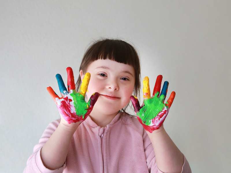 little-girl-with-painted-fingers