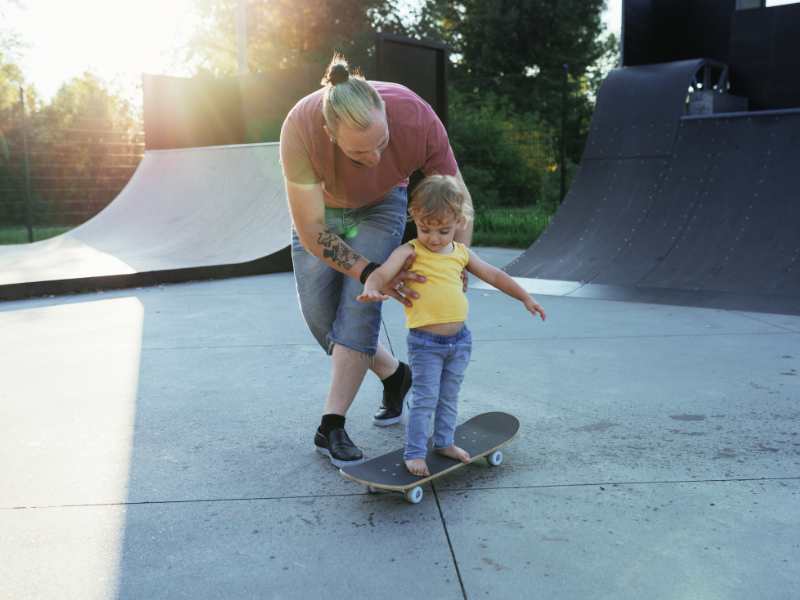 father-spending-the-afternoon-with-the-kid-in-the-park