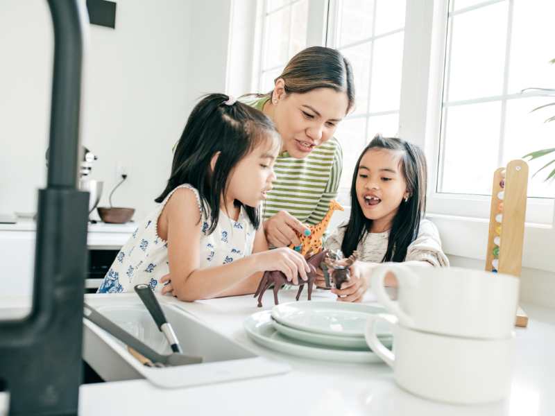 mom-with-girls-in-the-kitchen-ways-to-discipline-kids-without-yelling