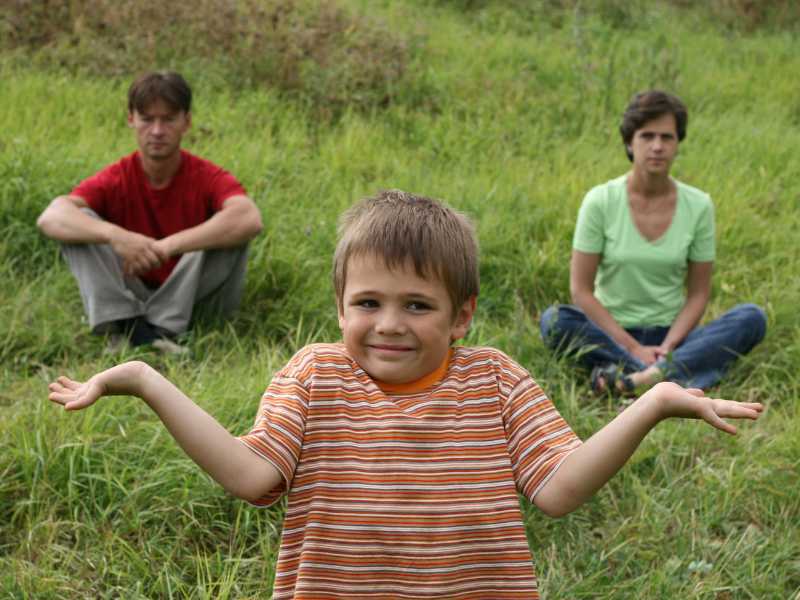 boy-faced-with-choices-from-parent-a-strategy-from-parents-to-discipline-kids-without-destroying-their-self-esteem