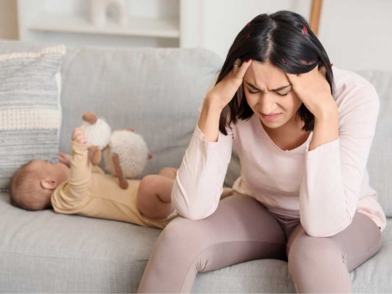 mom-with-symptoms-experienced-during-postpartum-depression