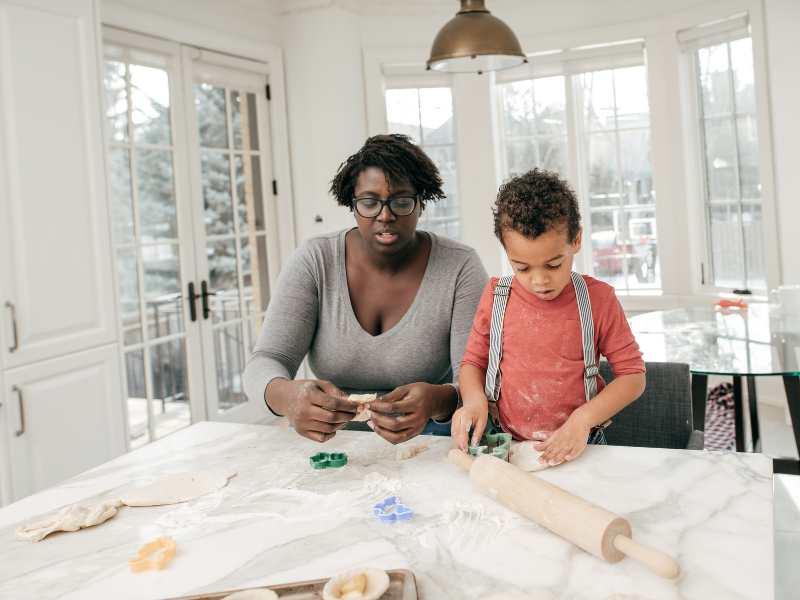 mom-helping-son-without-yelling