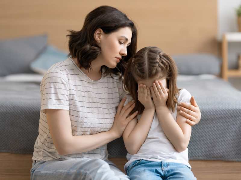 mother-showing-empathy-to-daughter-after-disciplining-without-destroying-self-esteem