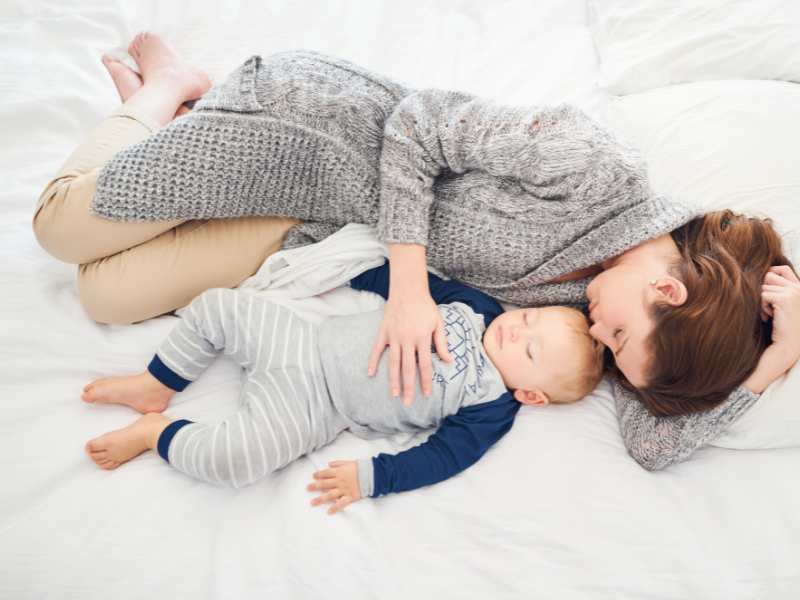 mom-napping-with-baby-to-manage-challenges-faced-by-new-moms