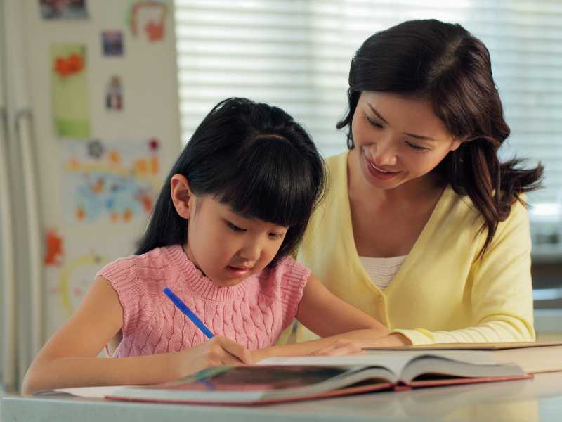 mom-with-daughter-on-pink