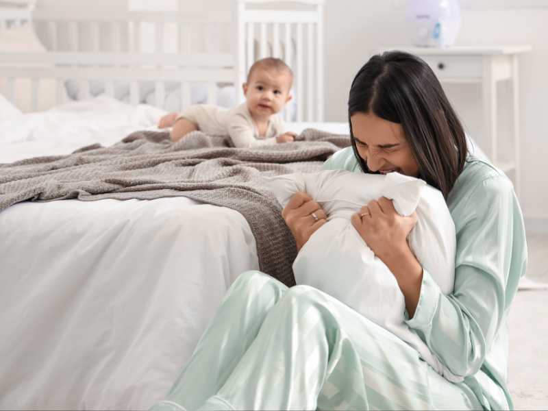 mom-with-symptoms-experienced-during-postpartum-period