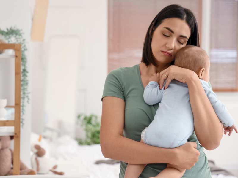 mom-carrying-baby-with-unresolved-baby-blues