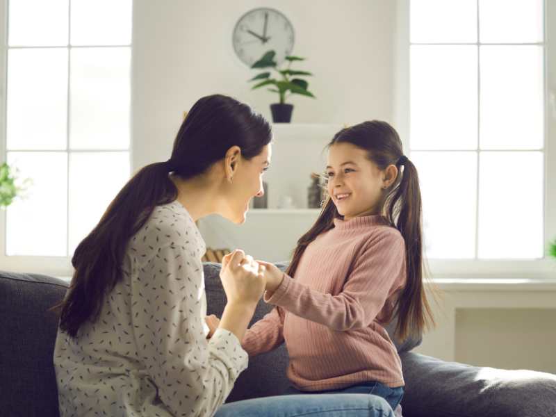 mom-with-daughter-on-the-sofa