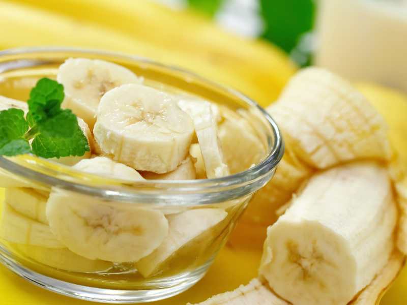 fresh-sliced-bananas-in-a-transparent-bowl