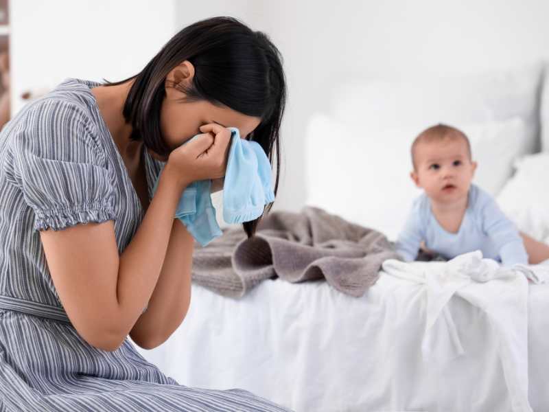 mom-with-symptoms-experienced-during-postpartum-depression