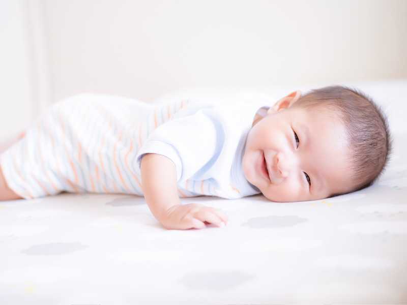 smiling-baby-on-tummy-time