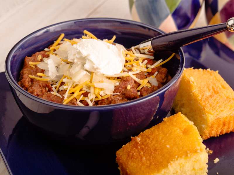 bowl-of-meat-chili-and-cornbread