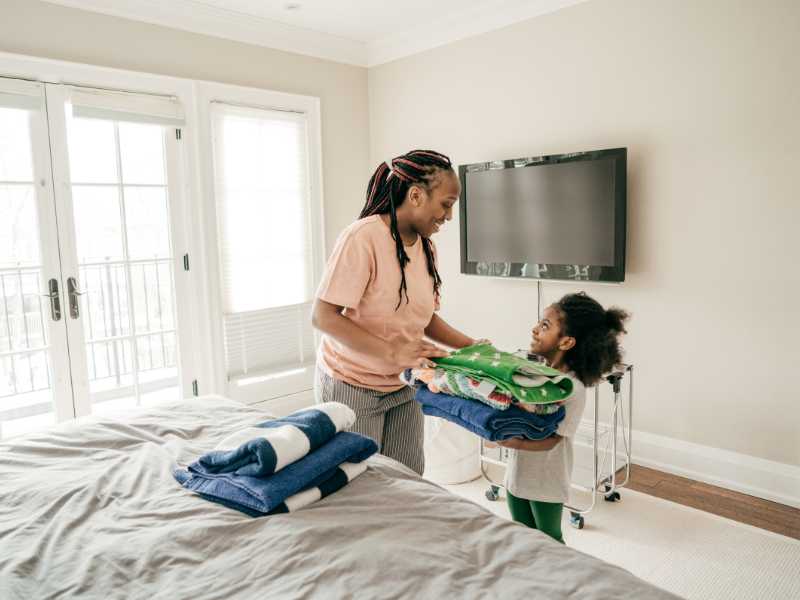 woman-getting-help-from-the-daughter