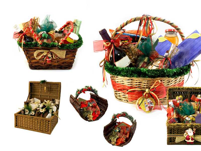 Christmas-family-gift-baskets-filled-with-assorted-ornaments