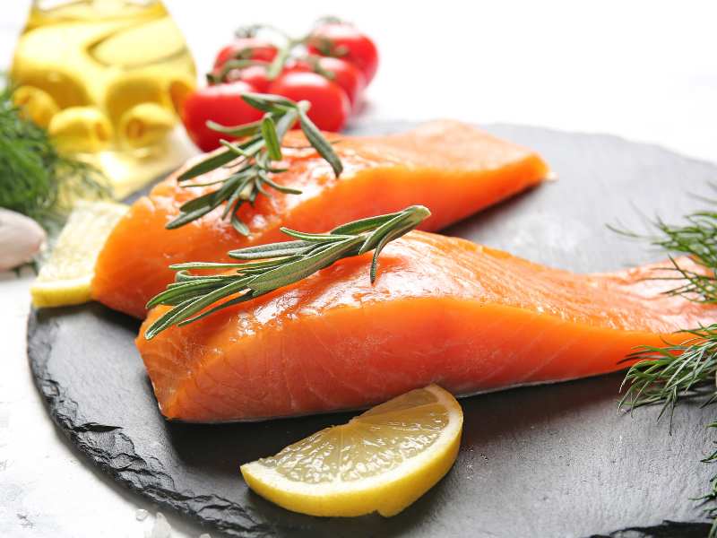 salmon-fillet-with-lemon-on-slate-plate