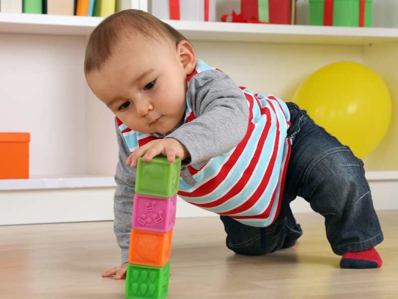 baby-playing-with-cubes-in-children's-room-a-healthy-development-in-babies-tip