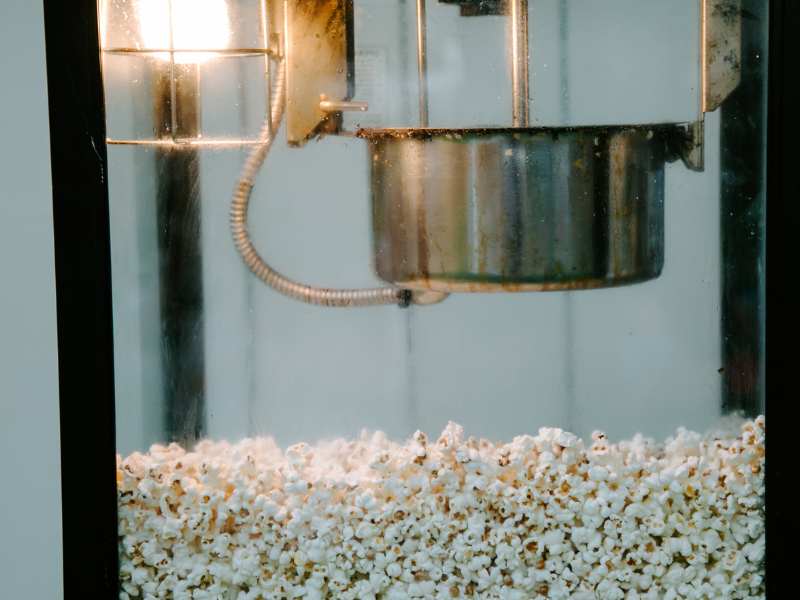 a-classic-maker-popcorn-machine-with-freshly-made-popcorn-inside