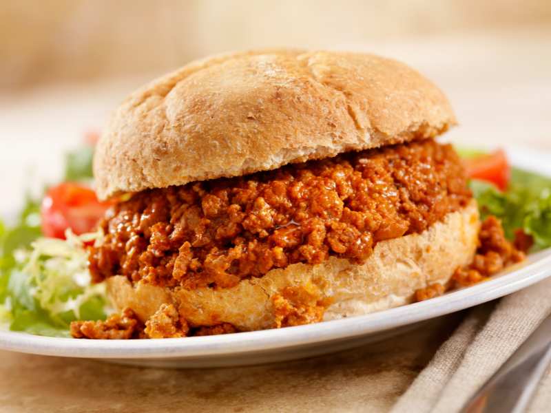 sloppy-joes-with-salad