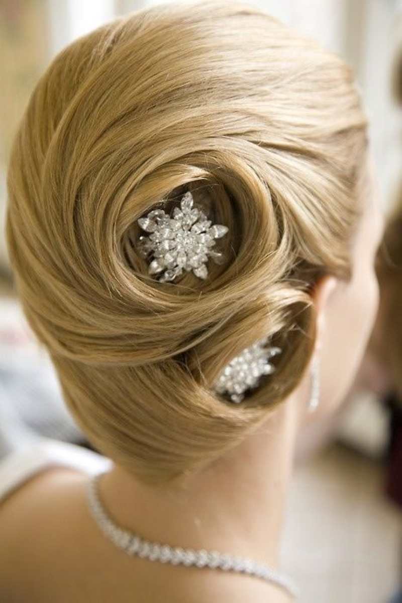 blonde-hairstyles-with-snow-flakes-accessories