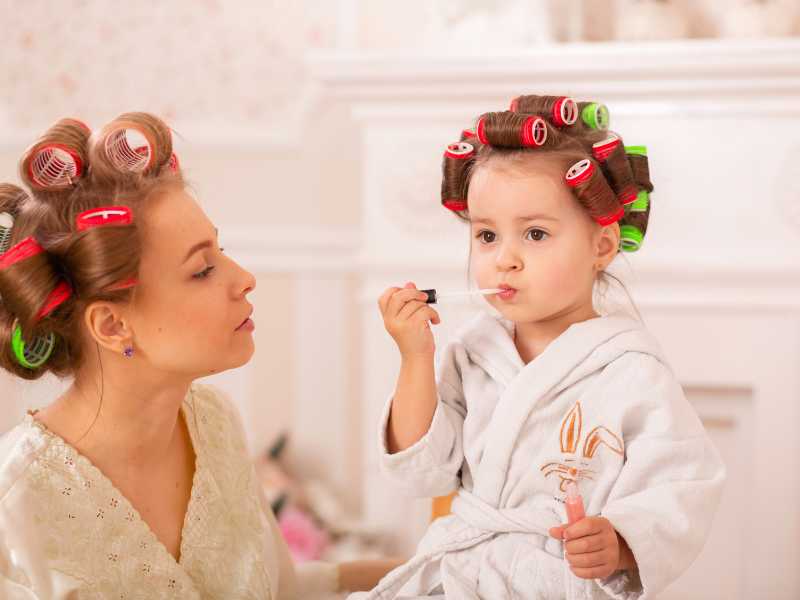 woman-with-a-little-girl-on-hair-rollers