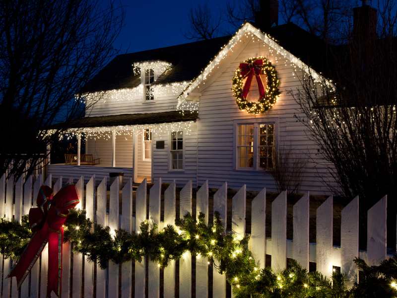 old-farm-house-with-Christmas-decorations