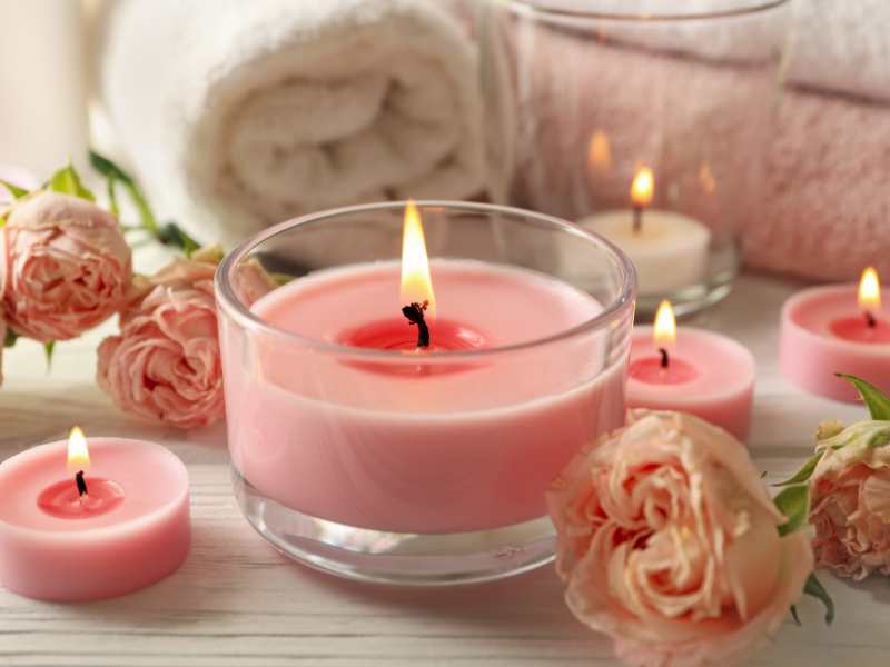 peach-color-candles-with-roses-on-the-table