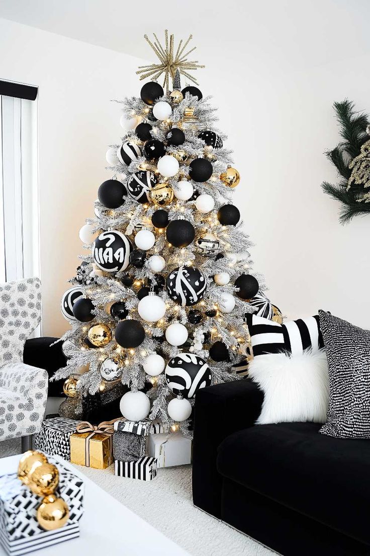 black-white-and-gold-Christmas-tree