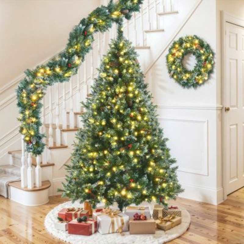 a-green-garland-wreath-and-Christmas-tree