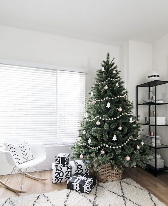 a-small-green-Christmas-tree-decor-idea