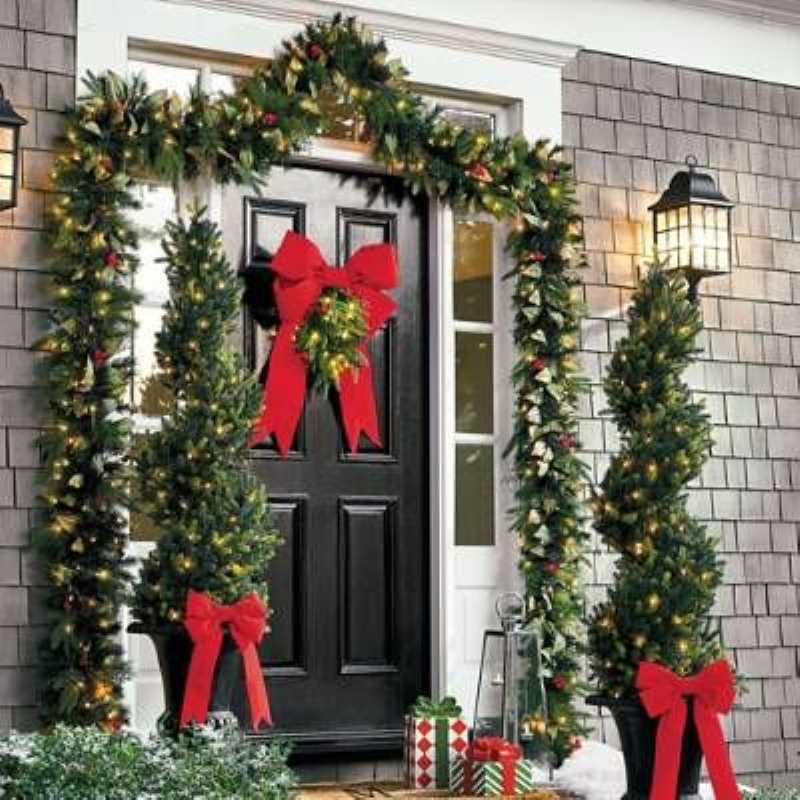 a-green-garland-for-Christmas-porch-decor-on-outdoor-spaces