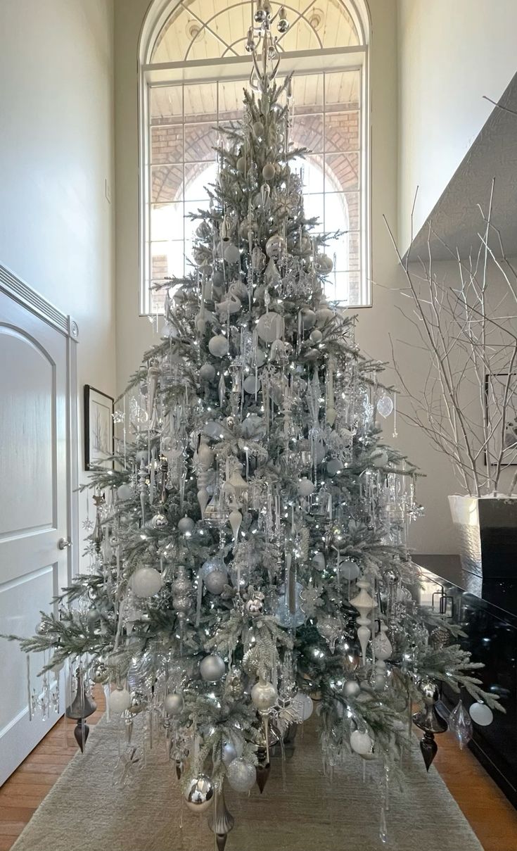 silver-and-white-Christmas-tree