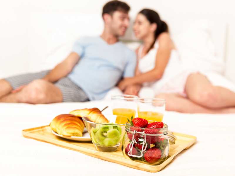 couple-having-breakfast-in-bed