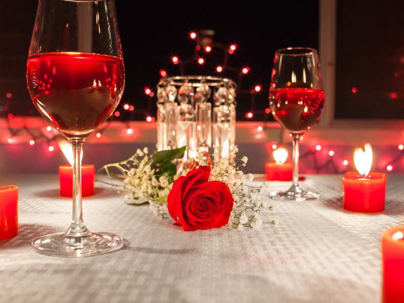 red-candles-and-glasses-of-red-wine-on-a-white-table-for-valentines-day