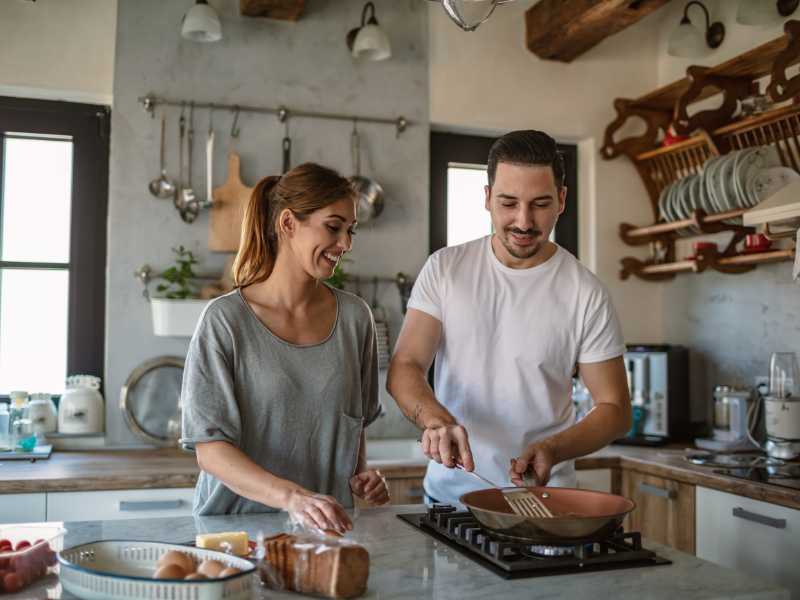 couple-baking-together