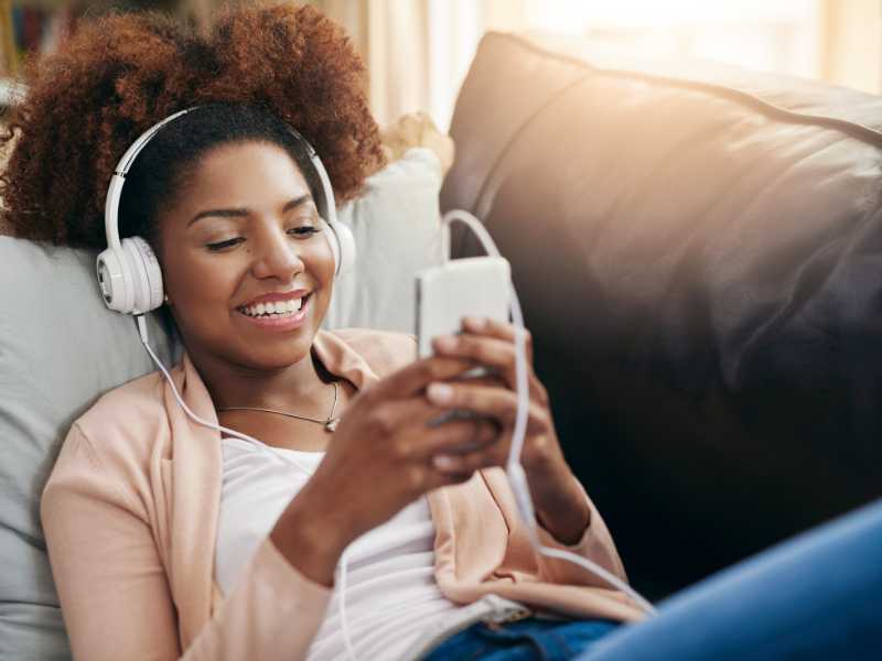 woman-with-head-phone-and-phone