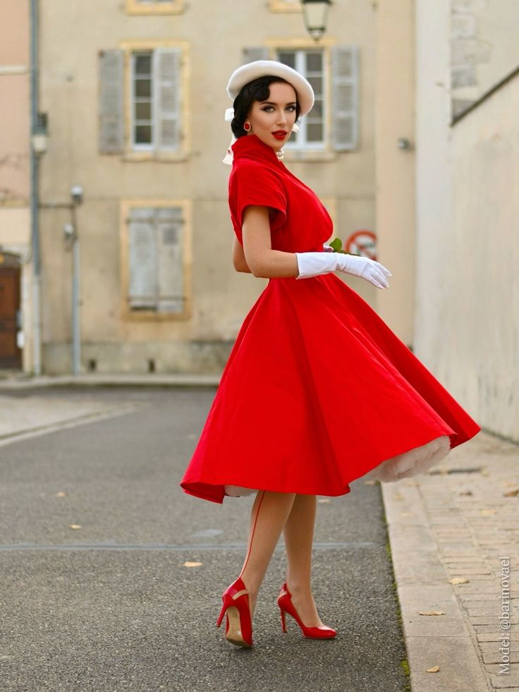 lady-on-red-classic-short-dress-to-impress