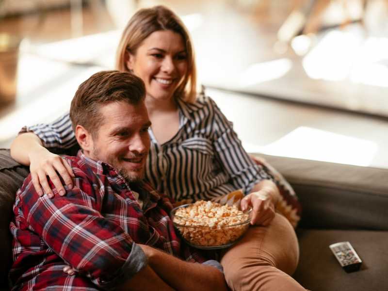 couple-seeing-movie-with-a-bowl-of-popcorn