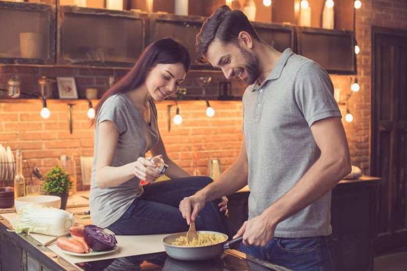 woman-man-eating-in-a-dark-background