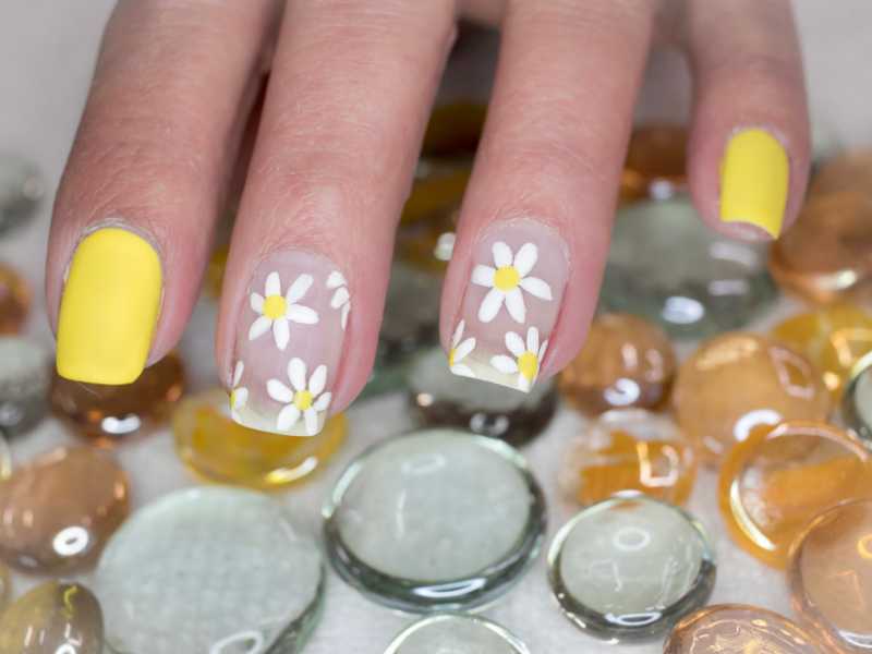 yellow-and-grey-spring-nail-inspo