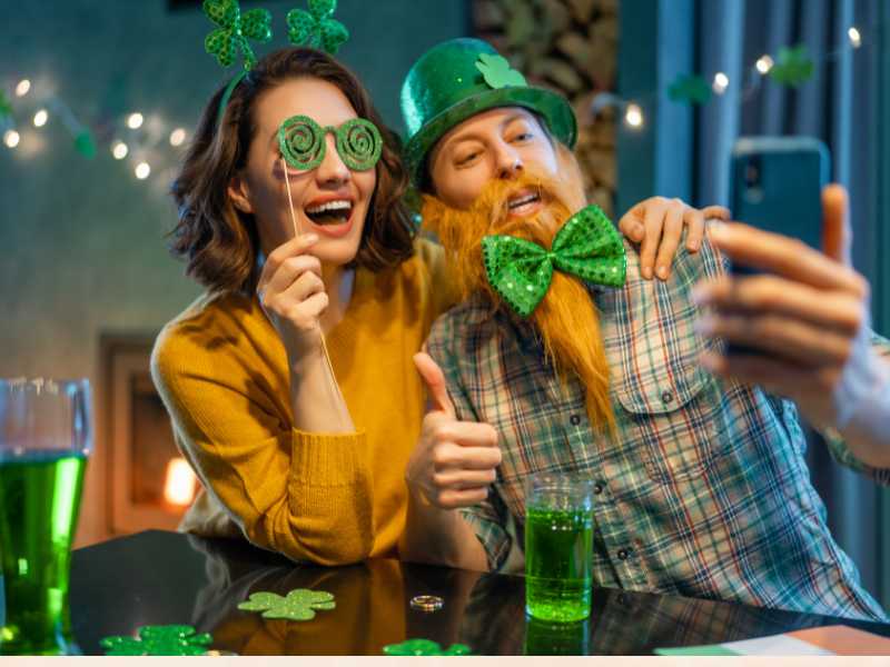 couple-with-St-Patrick's-day-party-theme-costume