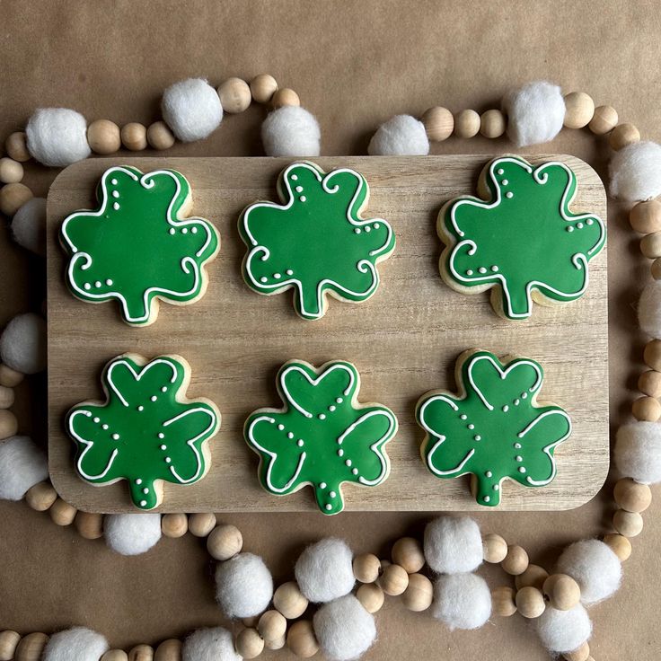 green-and-brown-shamrock-sugar-cookies-for-st-patrick's-day-treat