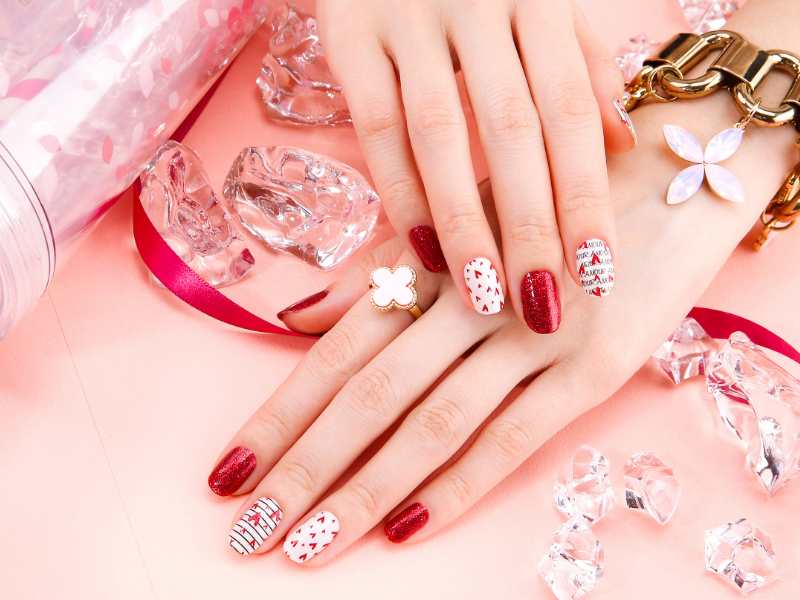 lady's-finger-painted-with-valentine's-day-nail-art