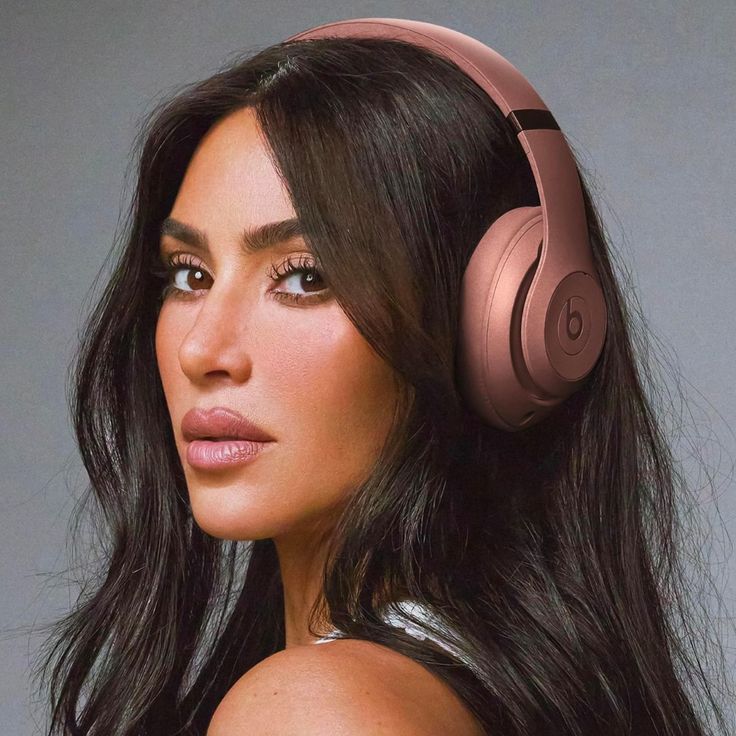 woman-wearing-a-headphone