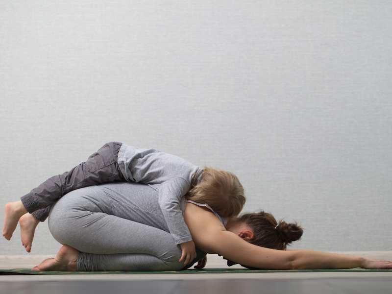 MOM-WITH-CHILD-OBSERVING-YOGA-ROUTINES-FOR-MOTHER'S-DAY