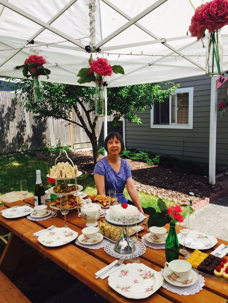 WOMAN-SETTING-THE-TABLE-FOR-A-MOTHER'S-DAY-PARTY