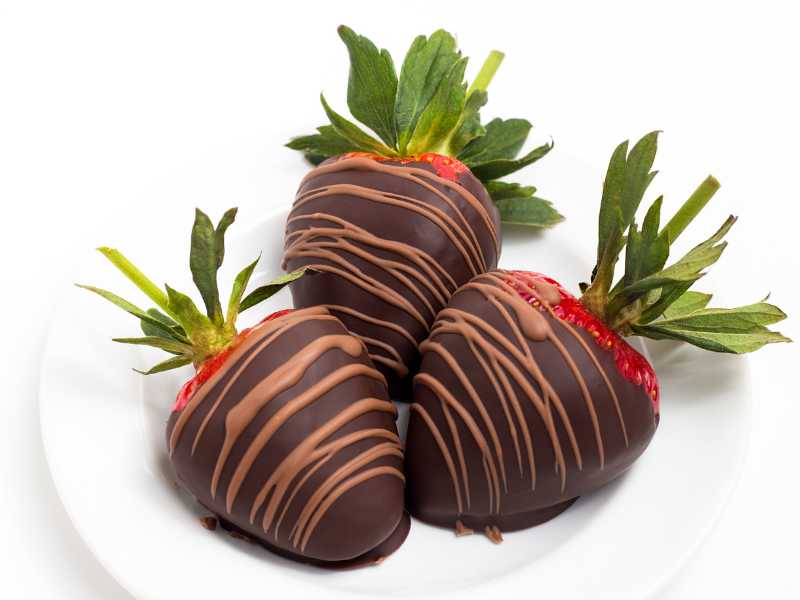 strawberries-covered-in-chocolate-in-a-white-serving-plate